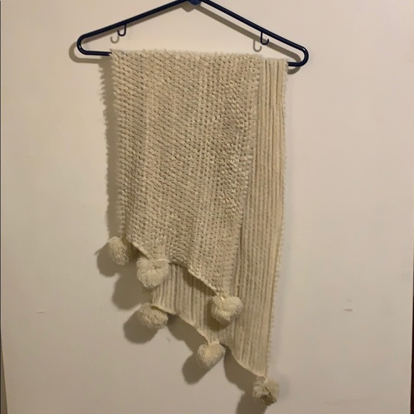 Cream colored scarf - Picture 1 of 3